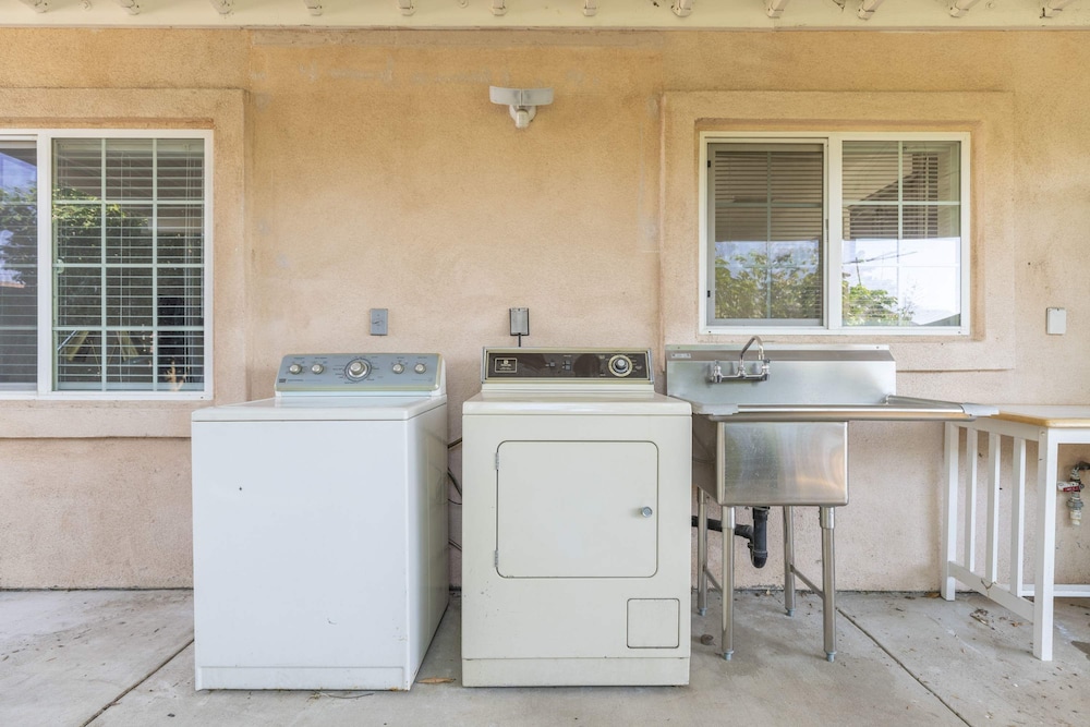 Elegant Retreat Modern Comforts, Prime Location