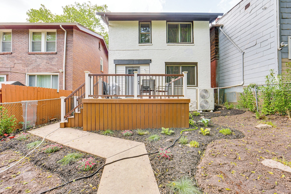 3 Mi to Frick Park: Artsy, Urban Retreat w/ Deck