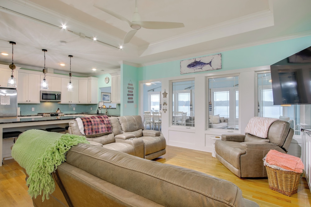 Lakefront Home w/ Hot Tub & Dock in Cross Hill!