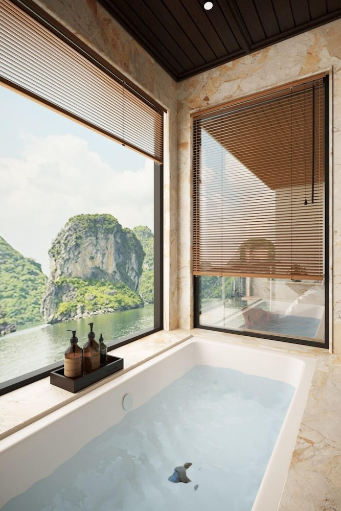 Halong Lyra Grandeur Cruise
