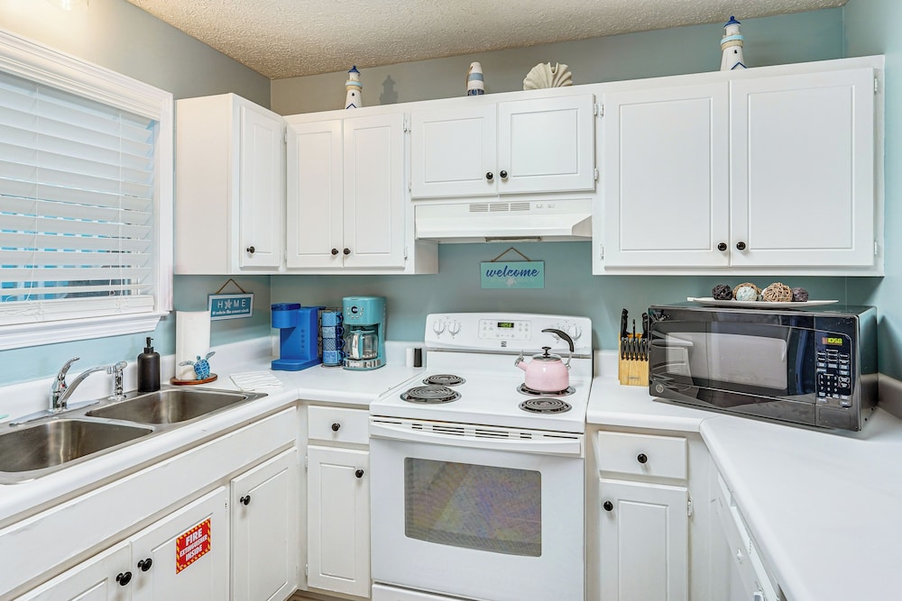 Walk to Beach: Condo w/ Balcony in Pcb!