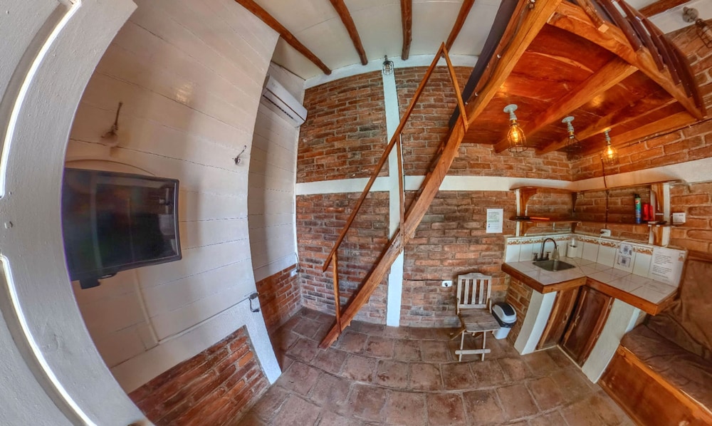Romantic Seaside Casita w Pool AC Fire Sunsets