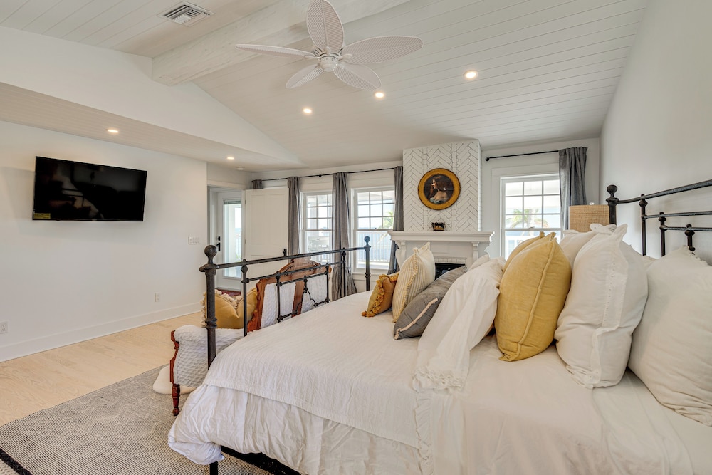 Luxe Pine Island Living: Historic Old Florida Gem!