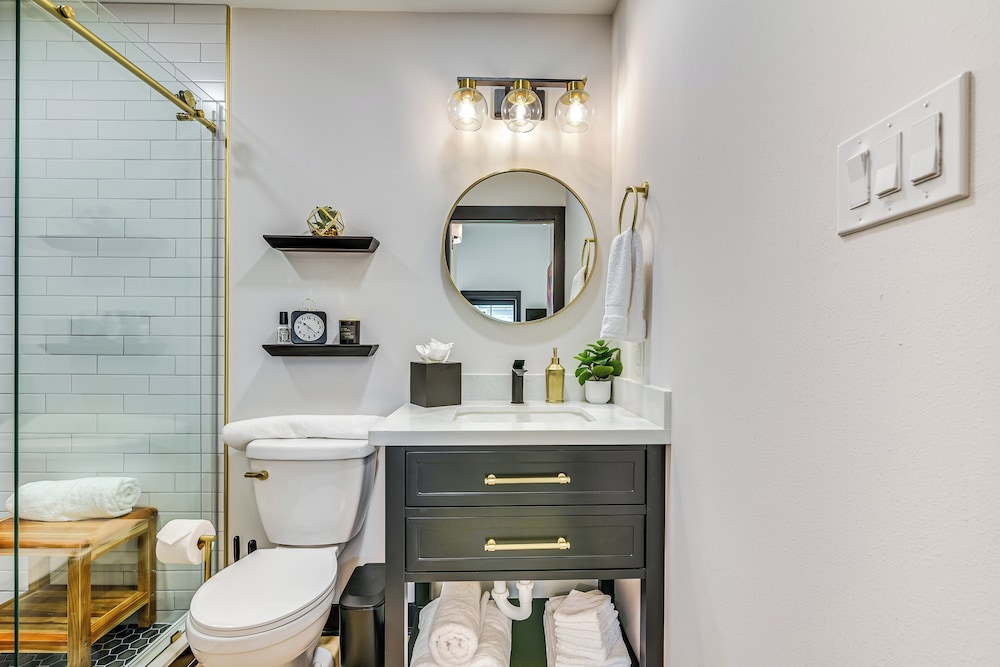 Walk to Shops & Restaurants: Chic Galveston Studio