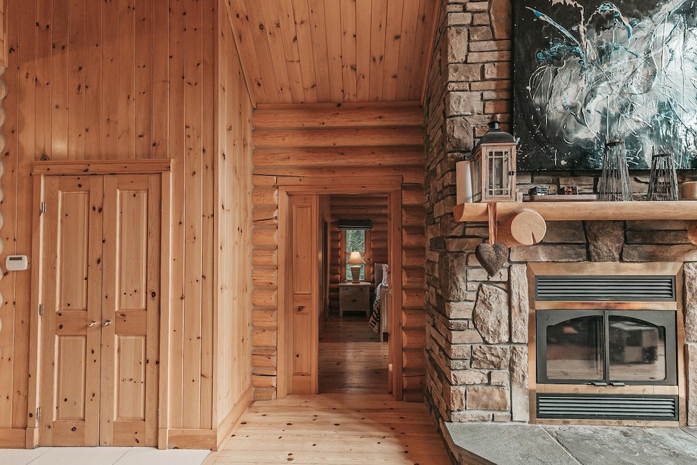 Harfang 51 - Stunning log Cottage With Private hot tub Pool and Scandinavian dry Barrel Sauna