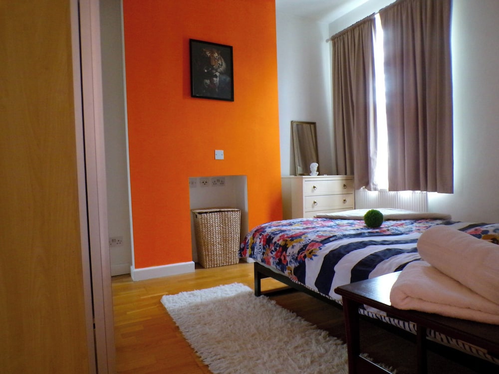 The Orange Housesleeps8-parking-pets&familyok-ac