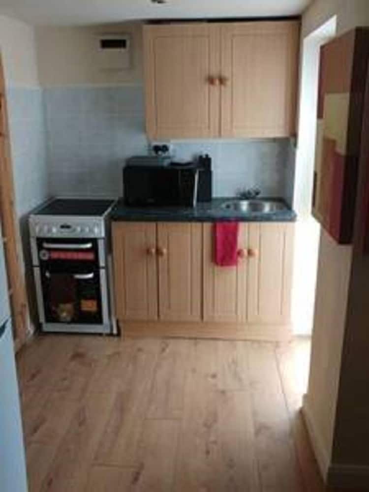 Clean & Modern 1 Bedroom Apartment
