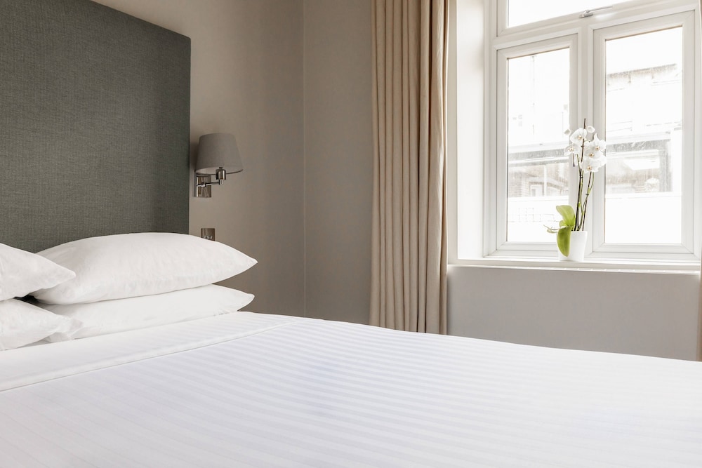 Southwell Gardens II by Onefinestay
