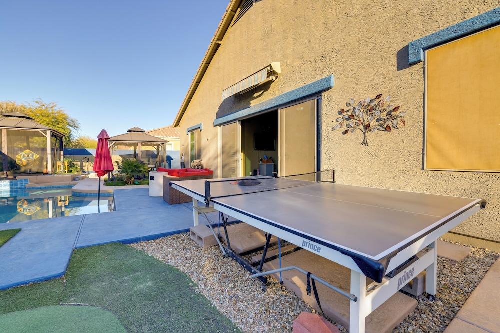 Putting Green & Hot Tub: Goodyear Retreat!