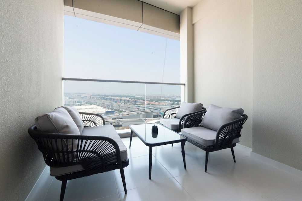 Keyrock Living - Oasis with Balcony View