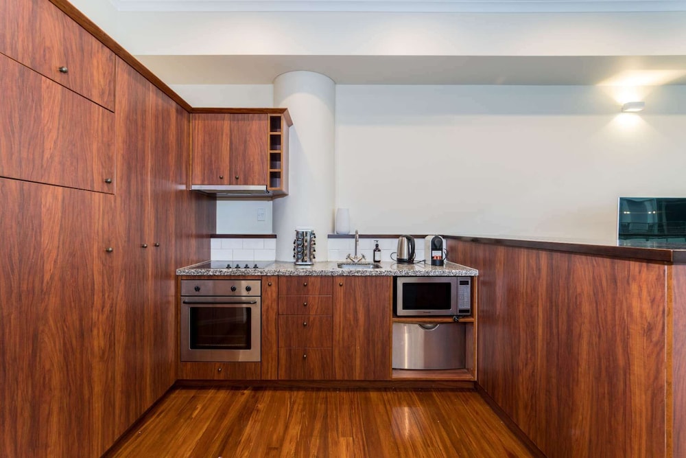 Waterfront Seaview Apt Hotel-4