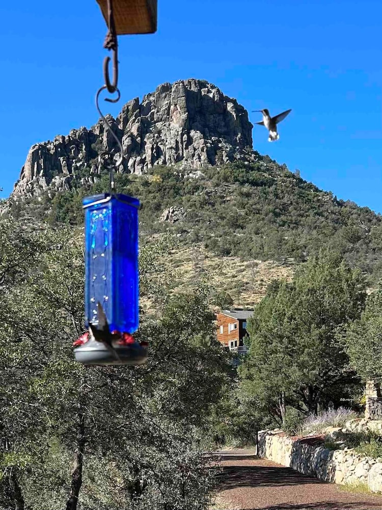 Thumb Butte Chalet Nestled in the Mountains