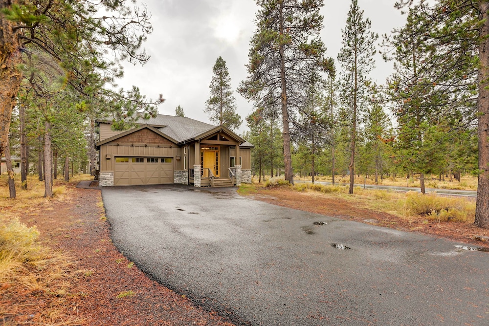 Private Pool & Hot Tub: Sunriver Retreat! view 4
