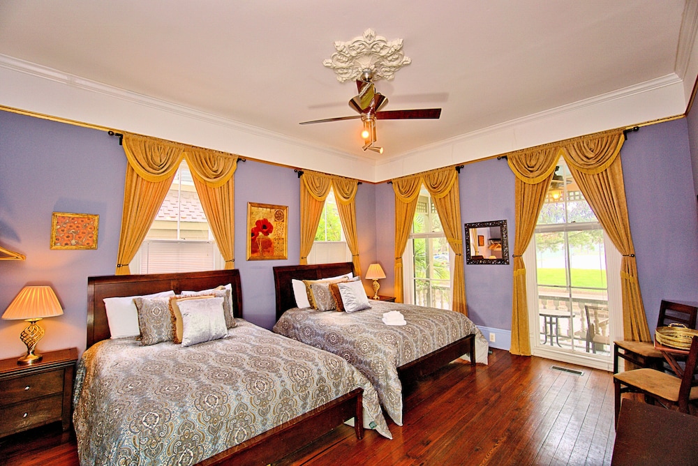 3 BR Victorian Stunner on Forsyth Park view 5