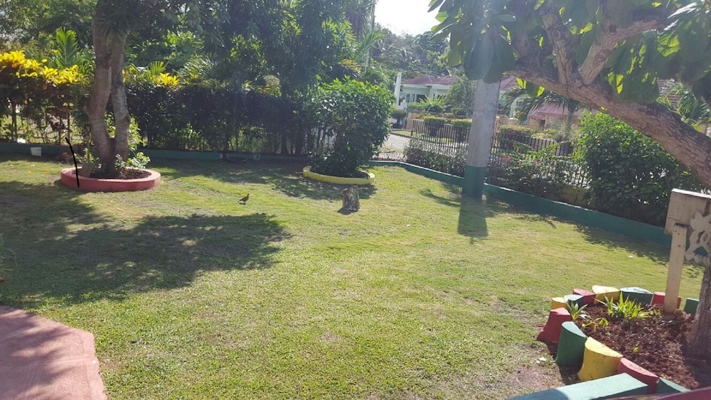 Ocho Rios Almond Tree Villas