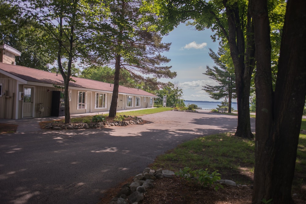 M-22 Inn Suttons Bay