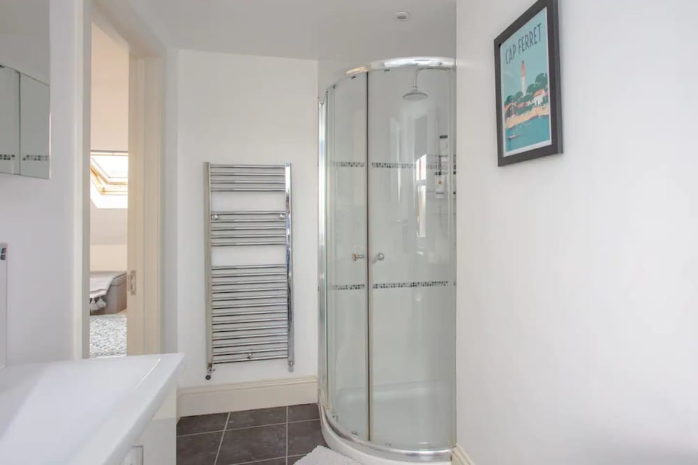 Bright2 Bedroom Apartment With Roof Terrace in Wimbledon