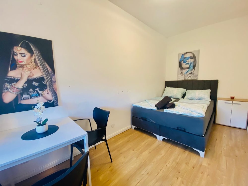 Spacious 4BR for 15 & 15 Min to Danube