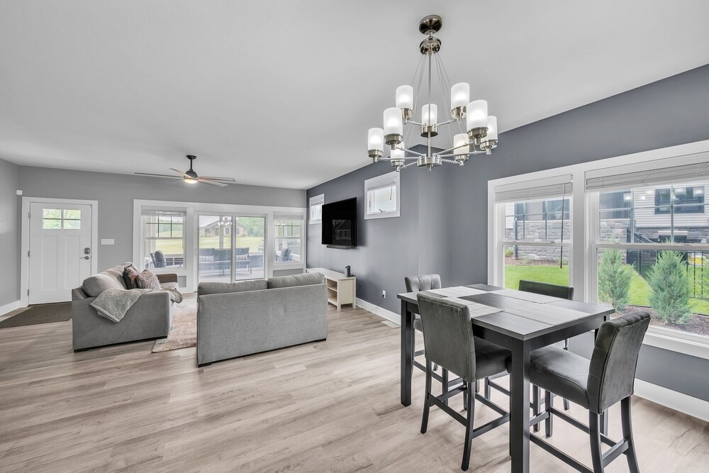 Pet-friendly Getaway With Golf & Private Patio Retreat 4 Bedroom Home