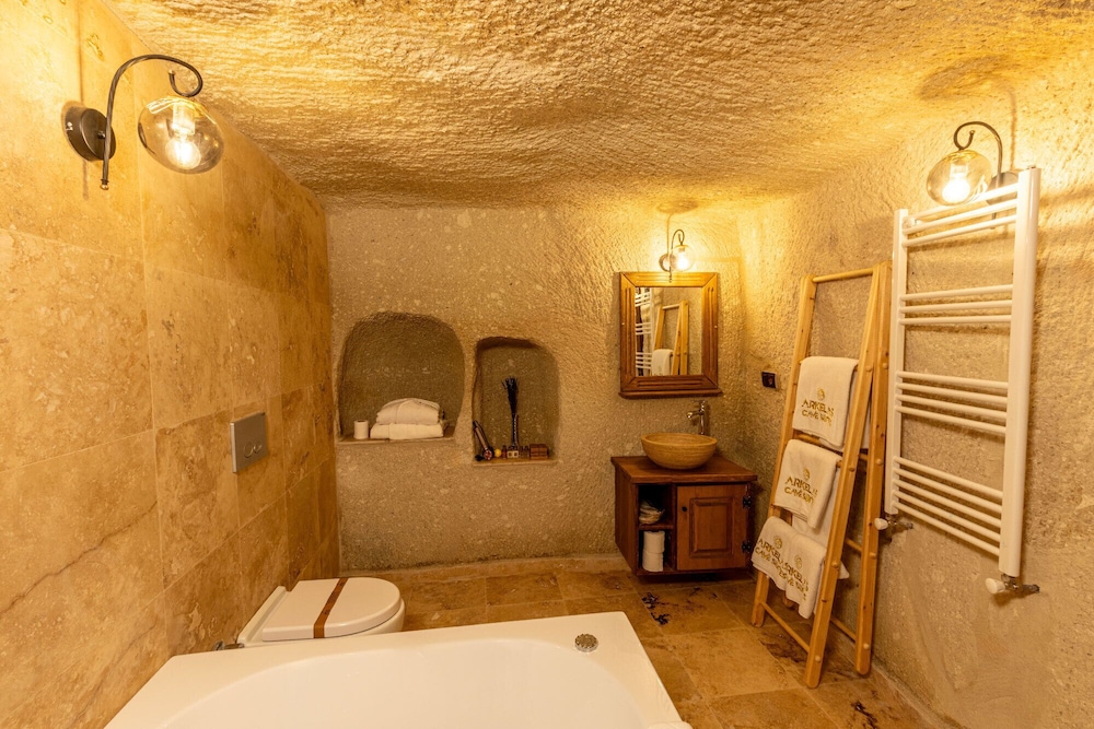 Arkelas Cave House