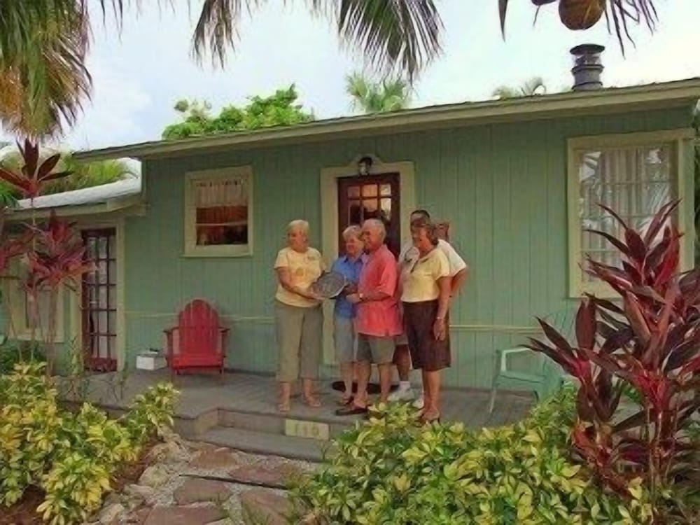110 31st St 2 Bedroom Cottage by RedAwning view 5