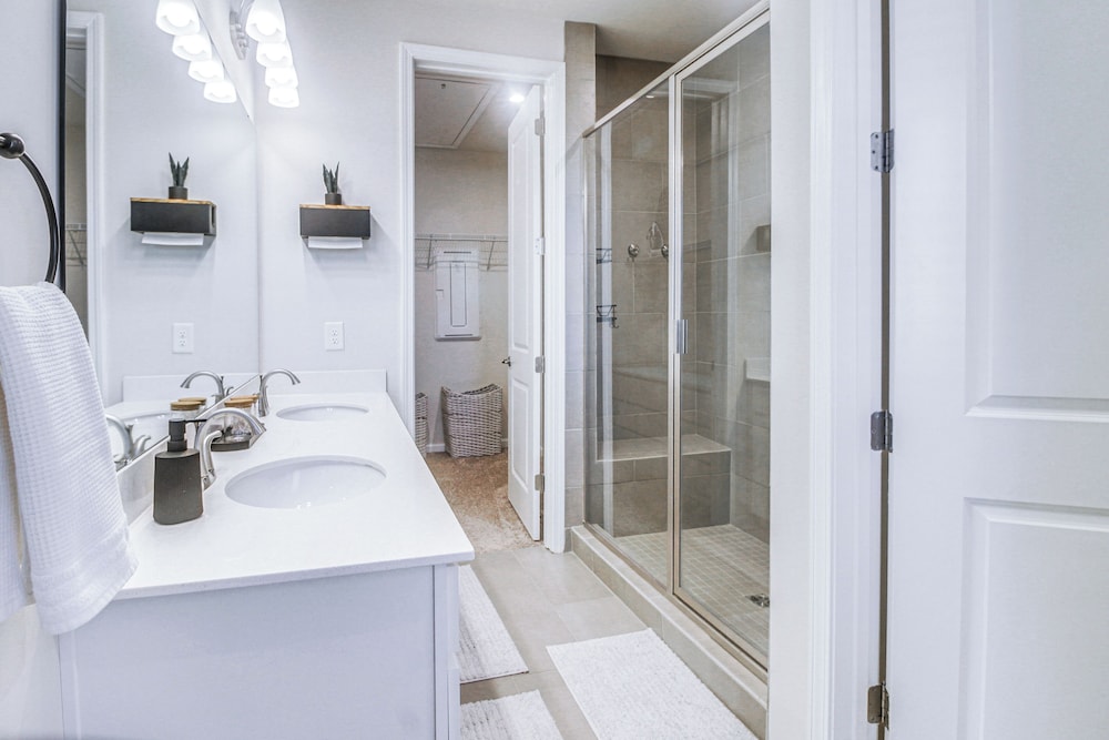 7 Mi to Uptown: Townhouse w/ Patio in Charlotte!