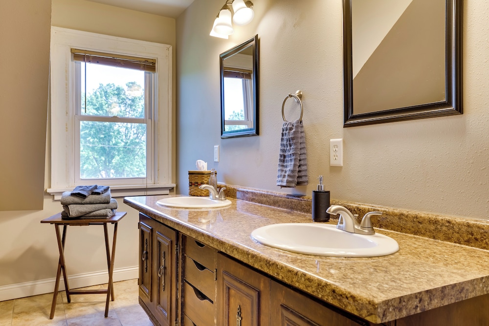 Gas Grill & Porch: Rural Hixton Vacation Home!