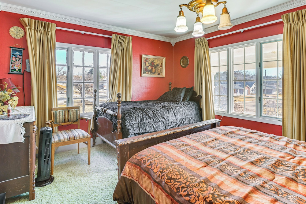 Half-mi to Atwood Lake: Spacious Home!