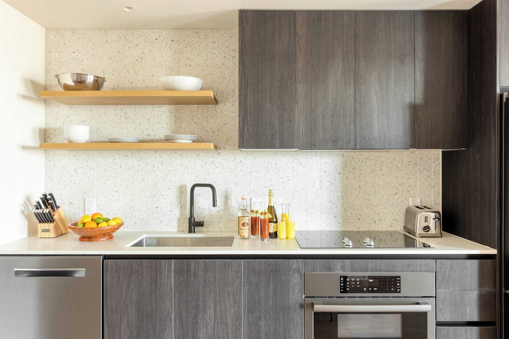 Sleeps 16 Brand New Austin High Rise w/ Rooftop Pool, Gym, Yoga Studio & More!
