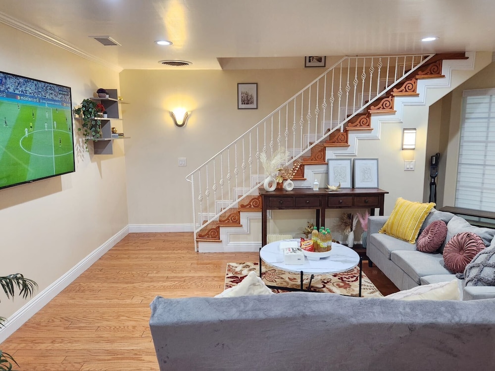 Monterey Park Retreat: Spectacular Views & Comfort