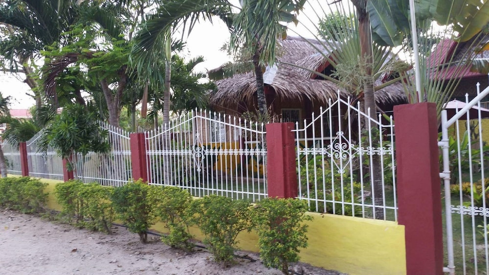 Travillehuts Palm Beach Inn