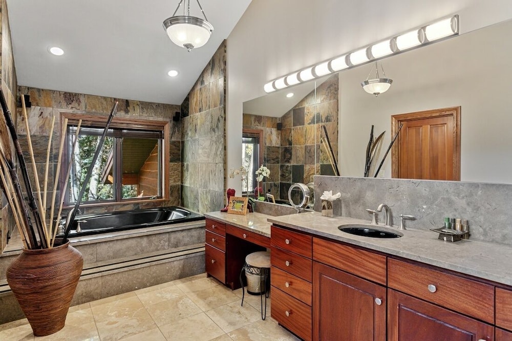 3135 Thistle - 7 Bedroom Private Home 7 Home