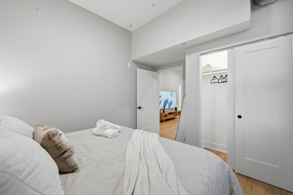 Chic 2BR Apartment in Edgewater Modern Comfort