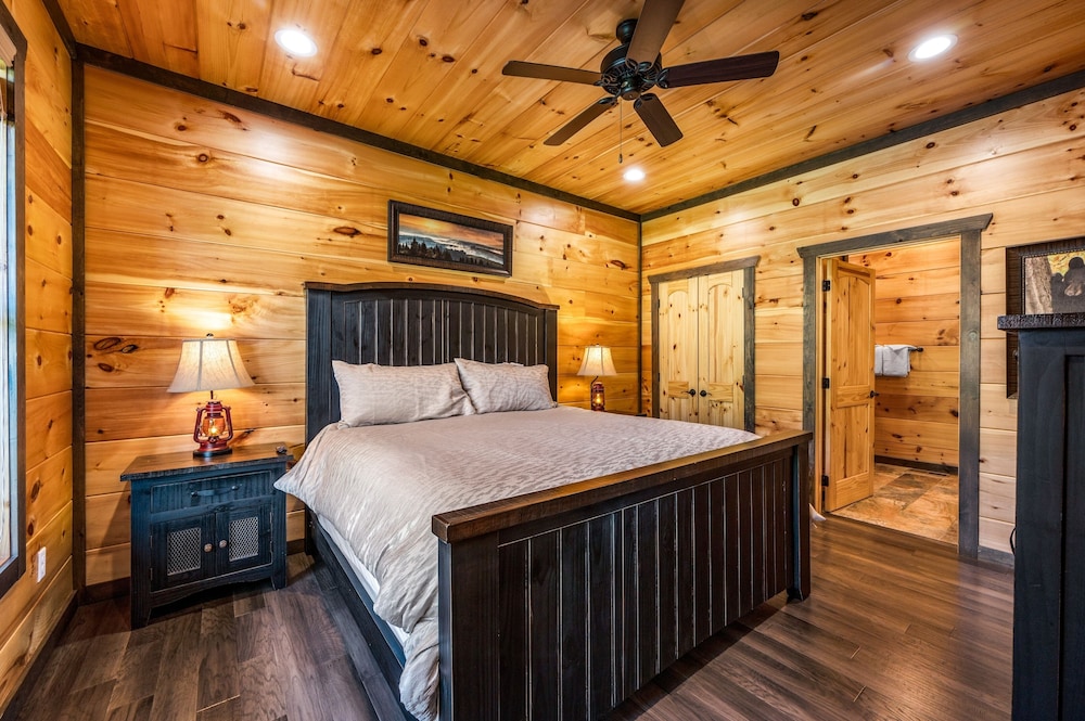 Mountain Skyy 3 Bedroom Cabin by RedAwning view 3