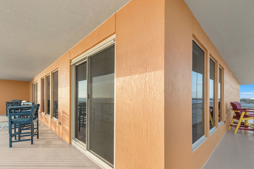 Treasure Tides3br Beachfront Corner Unit Sleeps 8 With Stunning Gulf Views!