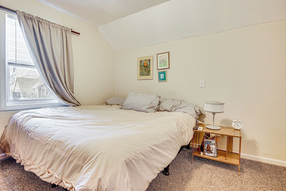2 Mi to Downtown Minneapolis: Apt w/ Shared Yard