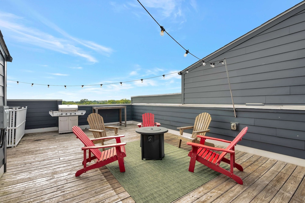 Rooftop Deck Grill Ping Pong Near Downtown Nashville