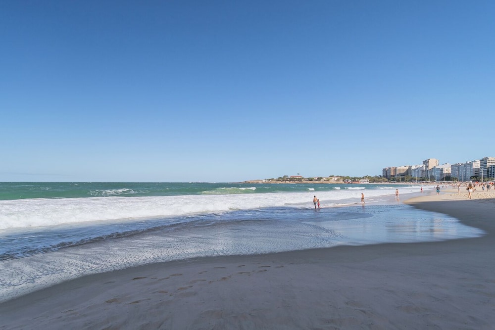 Studio com Wi-fi e Ar a 45m da Praia de Copacabana
