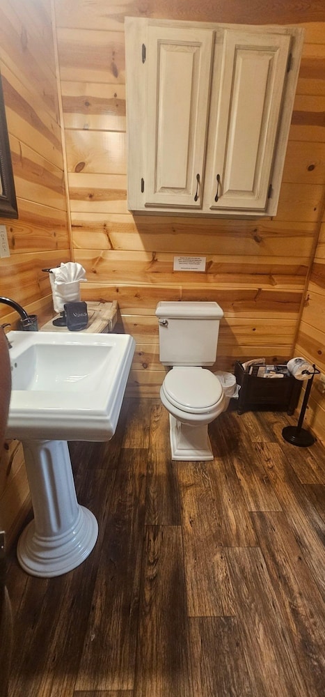 Arabella Cozy Nest With Hot Tub and Fire Pit in the Backyard by Redawning view 5