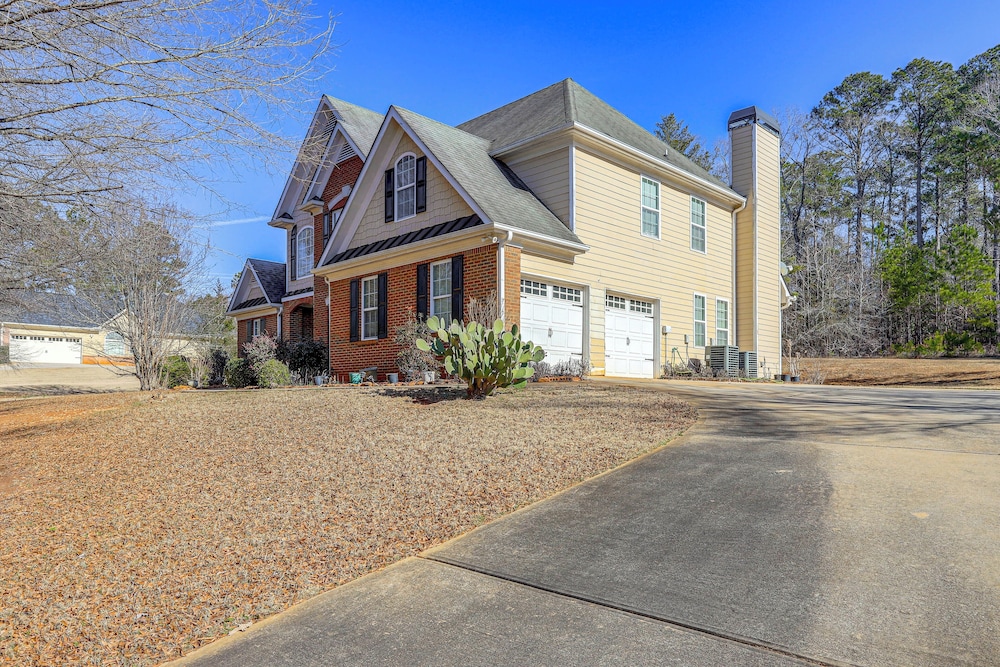 6 Mi to Southern Belle Farm: Home w/ Patio!