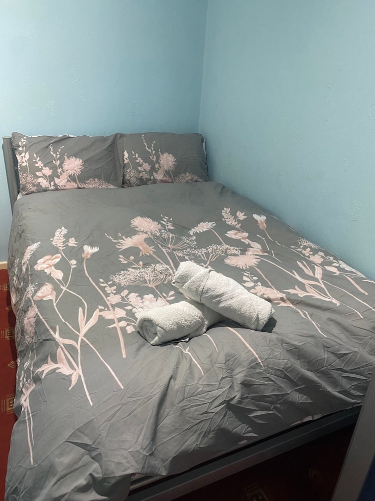 Charming 4-bedroom Apartment in East London - Perfect City Getaway
