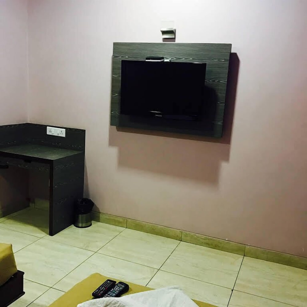 Iroomz Vaishali Residency