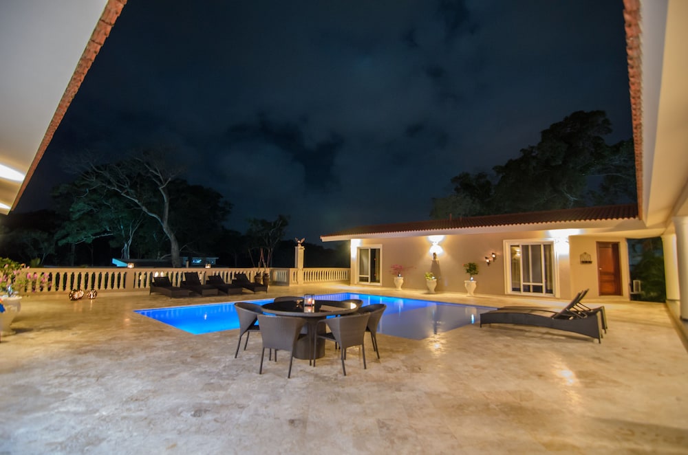 Villa with 4 Master Bedrooms w En-suite Bathrooms