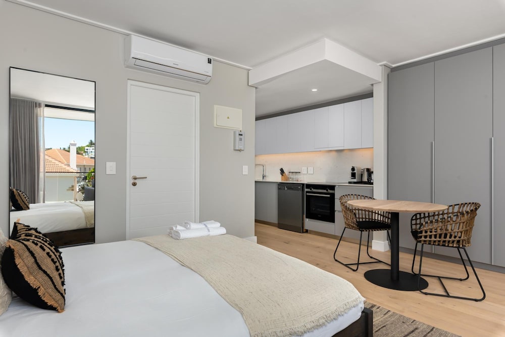 Central Secure Modern Studio w Views Bantry Pad