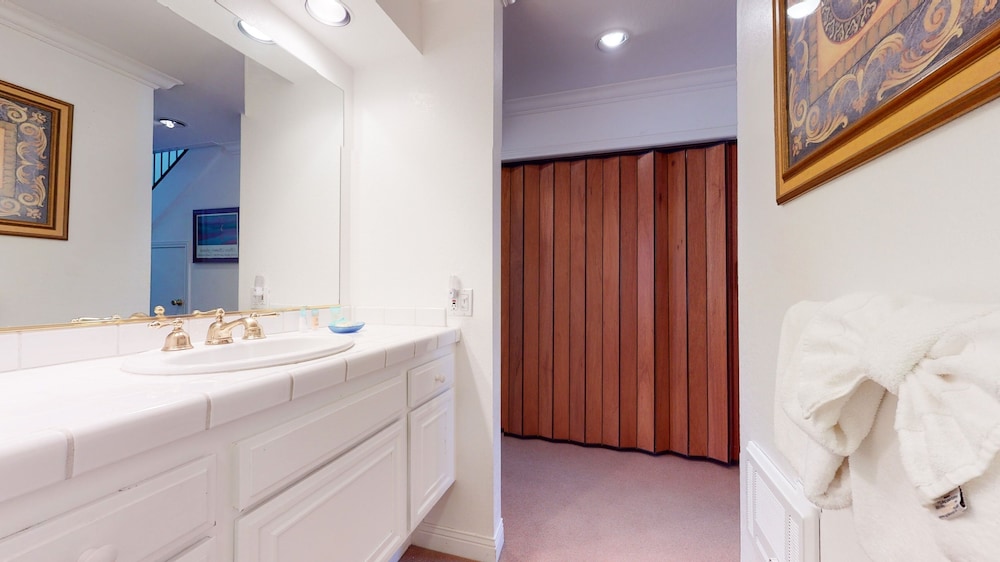 Snowcreek Iii #420 3 Bedroom Condo by RedAwning view 5