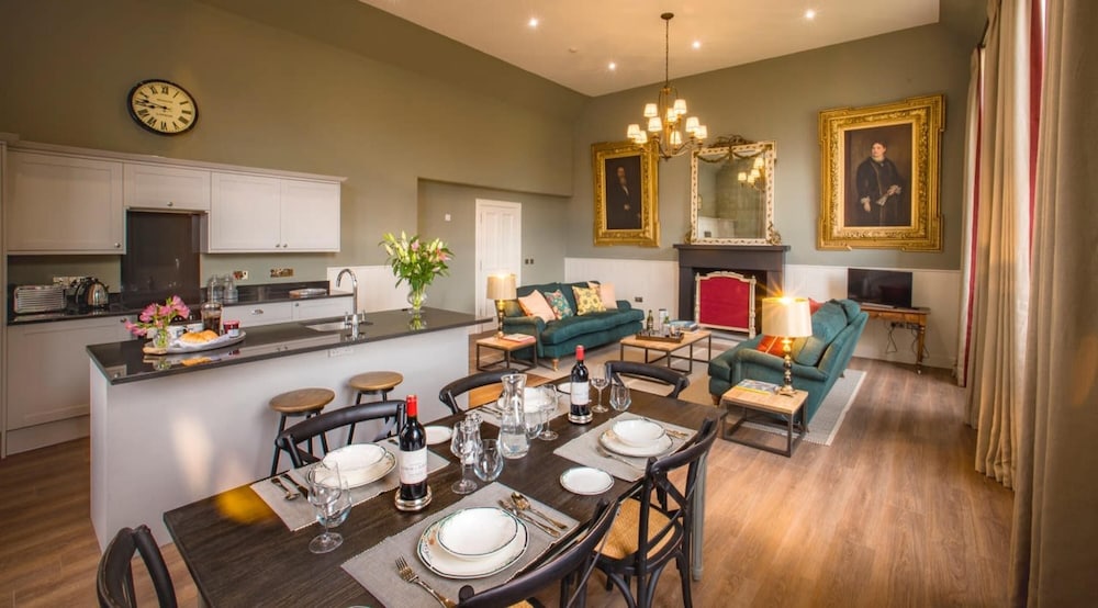 Luxurious Two Bedroom Apartment
