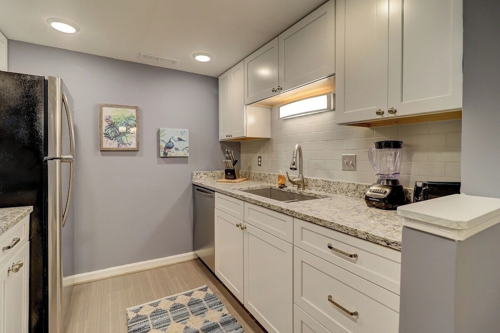 Renovated 2BR Hilton Head Home Walk to Shops