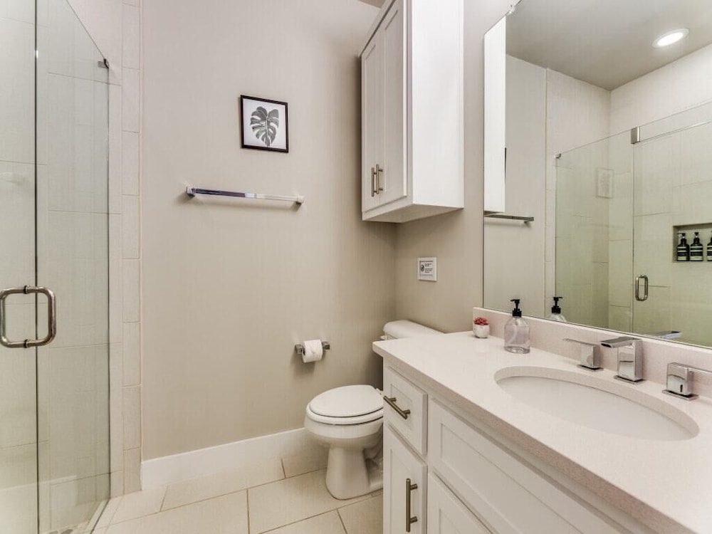Cozysuites Uptown 3BR King Beds Skyline View
