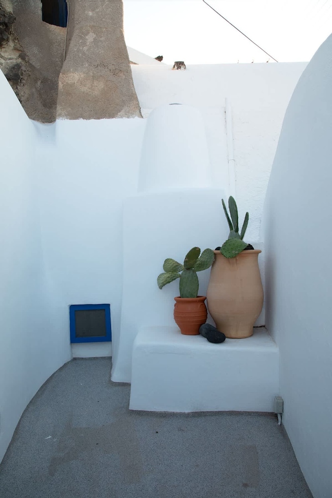 Amphora Cave Seaside Retreat in Akrotiri