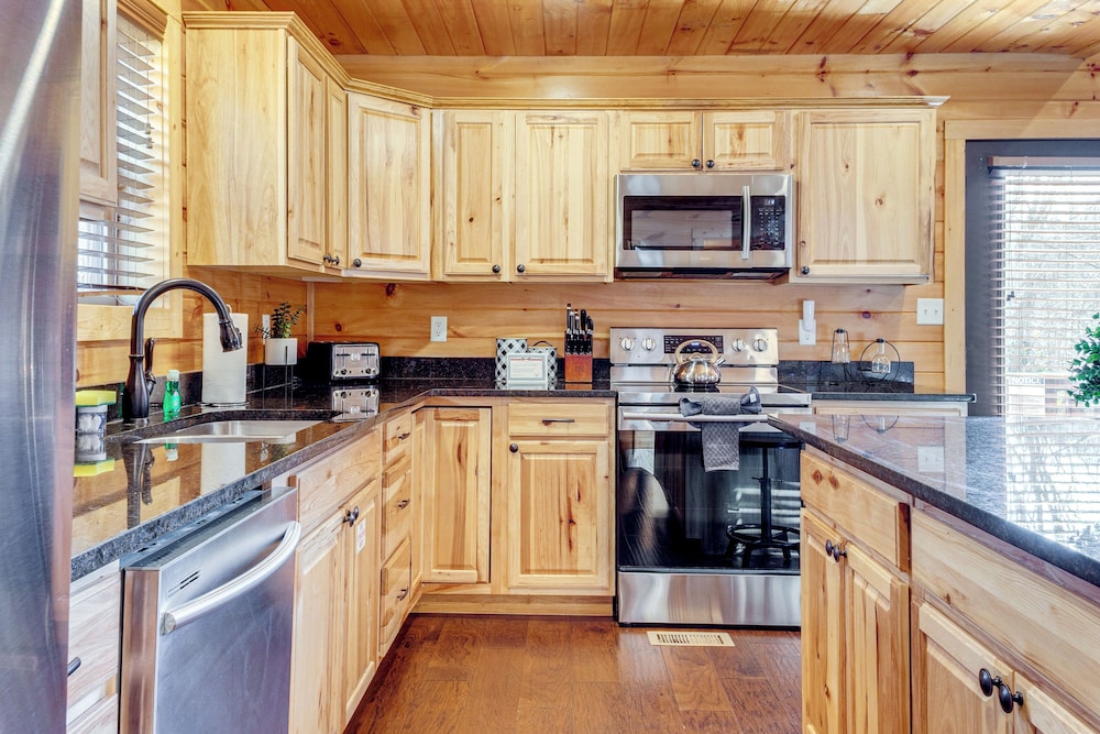 2 Mi to Dtwn Gatlinburg: Mountain Cabin w/ Hot Tub